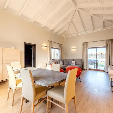 Ereza Alicia Villa *