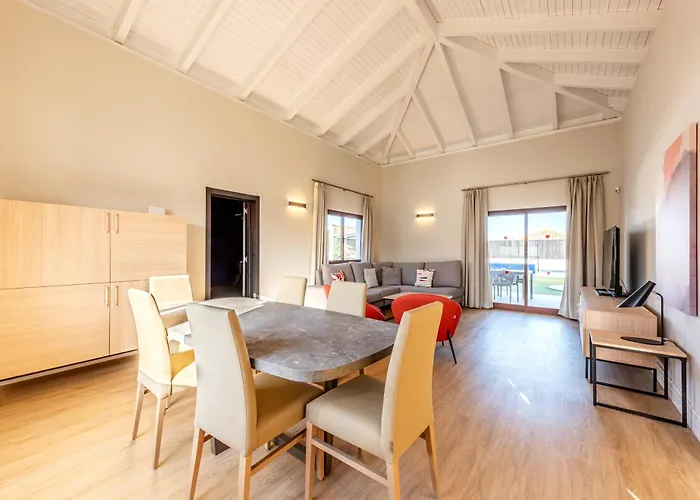 Ereza Alicia Villa *